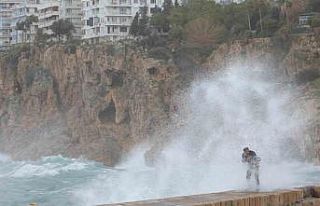 Antalya’da çatı uçtu, aracın üzerine tabela...