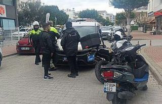 Antalya’da ’dur’ ihtarına uymayıp polisten...
