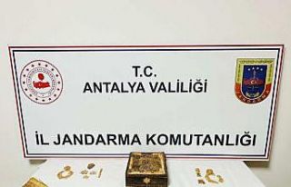 Antalya’da durdurulan araçtan tarihi kitap ve tarihi...