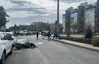 Antalya’da hafif ticari araç motosikletle çarpıştı:...