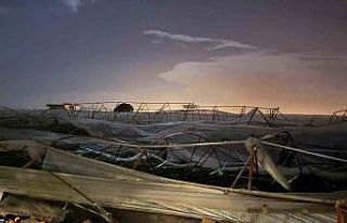 Antalya’da hortum seralara zarar verdi