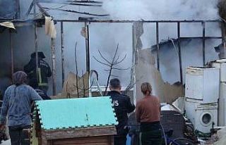 Antalya’da konteyner ev alevlere teslim oldu: 2...