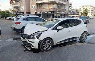 Antalya’da kontrolsüz kavşakta otomobiller çarpıştı:...