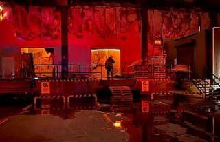 Antalya’da market deposu alev alev yandı, temel...