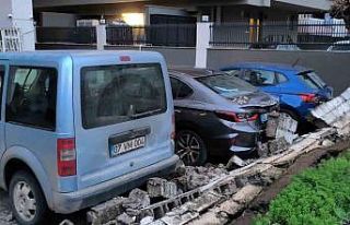 Antalya’da şiddetli rüzgarda halı sahanın tavanı...