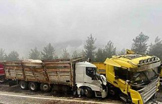 Antalya’da tır ile kamyon kafa kafaya çarpıştı:...