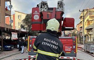 Apartmanın 2. katı alev alev yandı: 5 kişi dumandan...