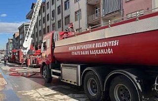 Apartmanın çatısında çıkan yangın korkuttu
