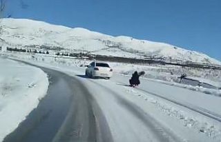 Araca bağladığı kızağı metrelerce çekti