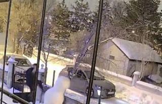 Aracından indi kardan adamı yıkıp gitti