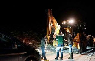 Araçlarıyla karlı ve buzlu yolda mahsur kalanları...