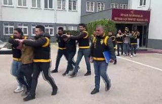 Araçtan ateş açanlara evden karşılık verildi,...