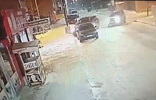 Ardahan’da otomobil iş yerine daldı