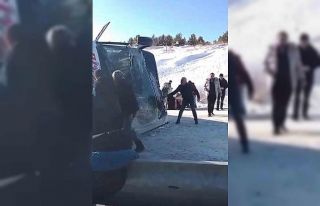 Ardahan’dan gelen yolcu otobüsü Susuz’da devrildi:...