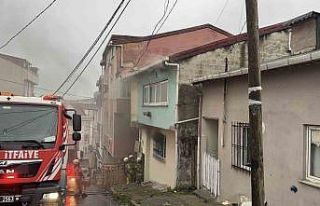 Arnavutköy’de 2 katlı evde korkutan yangın: 2...