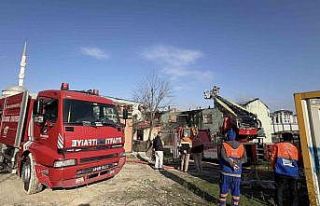 Arnavutköy’de boş binanın çatısı alevlere...