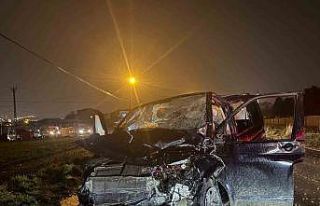 Arnavutköy’de İETT otobüsü hafif ticari araçla...