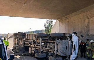 Arsuz’da hafriyat kamyonu devrildi