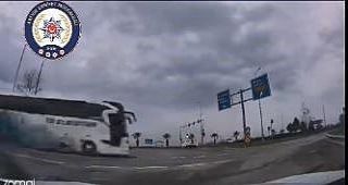 Artvin’de kırmızı ışık ihlali ve drift yapan...