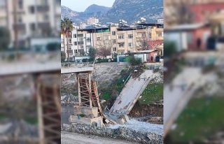 Asi Nehri üzerindeki yaya köprüsü çöktü