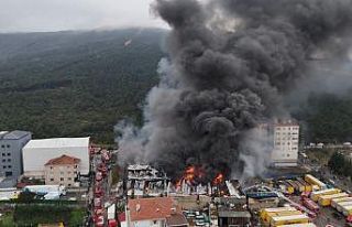 Ataşehir’deki fabrika yangını havadan görüntülendi