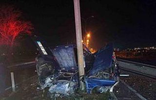 Aydınlatma direğine çarpan Tofaş hurdaya döndü:...