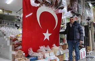 Aydınlı esnaftan ’5 metrelik’ bayrak tepkisi