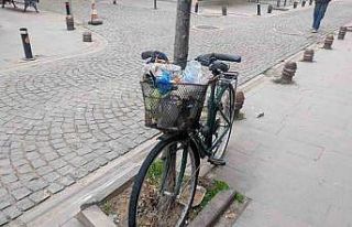 Aylardır ağaca kilitli duran bisikleti çöp kutusuna...