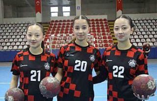 Aynı takımdaki hentbolcu üçüzleri gören şaşırıyor