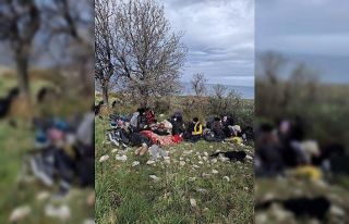 Ayvacık’ta 39 kaçak göçmen ile 1 göçmen kaçakçısı...