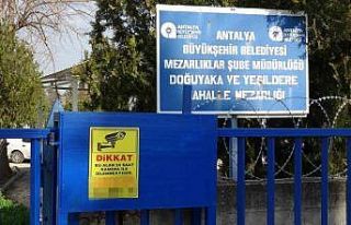Babasının mezarındaki çiçekleri söküp uyuşturucu...