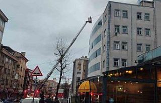 Bağcılar’da kapatılan hastanenin çatısında...