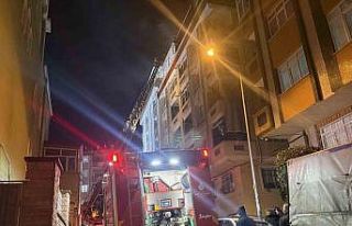 Bahçelievler’de çatı yangınındaki alevler yan...