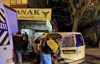 Bahçelievler’de kamyonun çarptığı araç fırına...