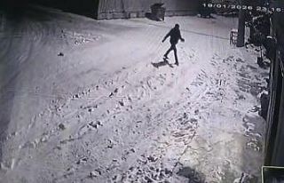 Bahçesine giren kurtları çaydanlıktaki sıcak...