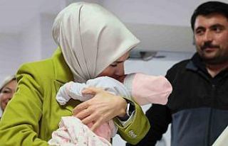 Bakan Göktaş, yeni doğan bebekler ve ailelerini...