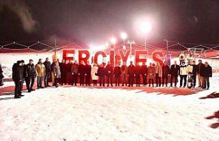 Bakan Tekin, Erciyes’te kayakseverlerle bir araya...