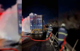 Balatalarından tutuşan tırdaki yangın kısa sürede...