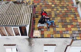Balıkesir’de çatıya çıkan adamı polis ve itfaiye...
