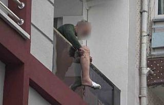 Balkondaki bıçaklı kriz özel harekat operasyonuyla...