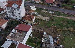 Bandırma’da fırtına, müstakil evin çatısını...