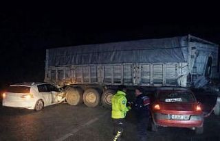 Bandırma’da otomobiller sisli yolda tır dorsesine...