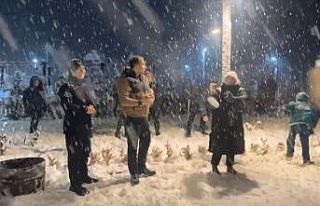 Bartın’da ilçe protokolü vatandaşlarla kartopu...