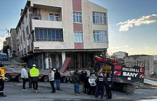 Başakşehir’de binaya saplanan vincin çıkartılma...