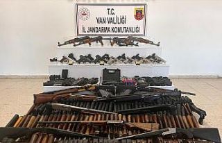 Başkale’de silah ve mühimmat ele geçirildi