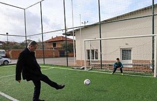 Başkan Balaban maç yapan çocukların eğlencesine...