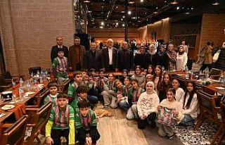 Başkan Başdeğirmen, şampiyon takımla buluştu