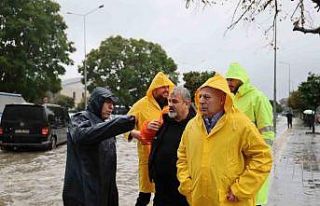 Başkan Demirçalı, yoğun sağanakta ekiplerle sahada