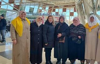 Başkan Tekin umre yolcularını dualarla uğurladı