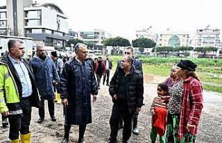 Başkan Uysal, sel baskınından zarar gören evlerde